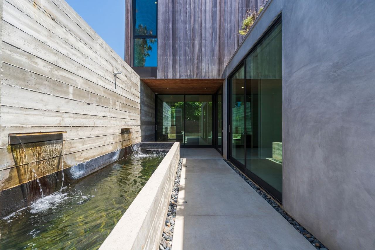 762 Rosecrans Ave - Photo 4 of 50