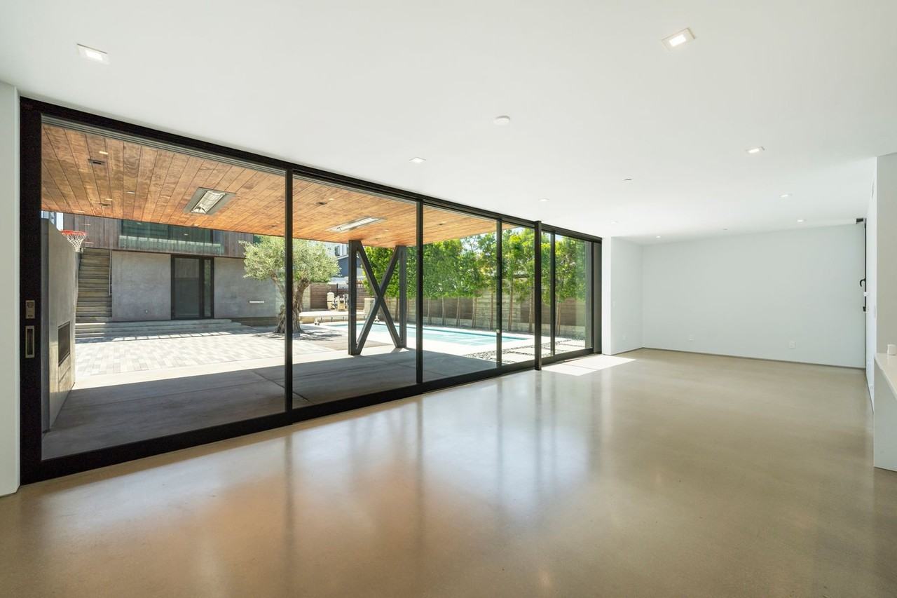 762 Rosecrans Ave - Photo 6 of 50