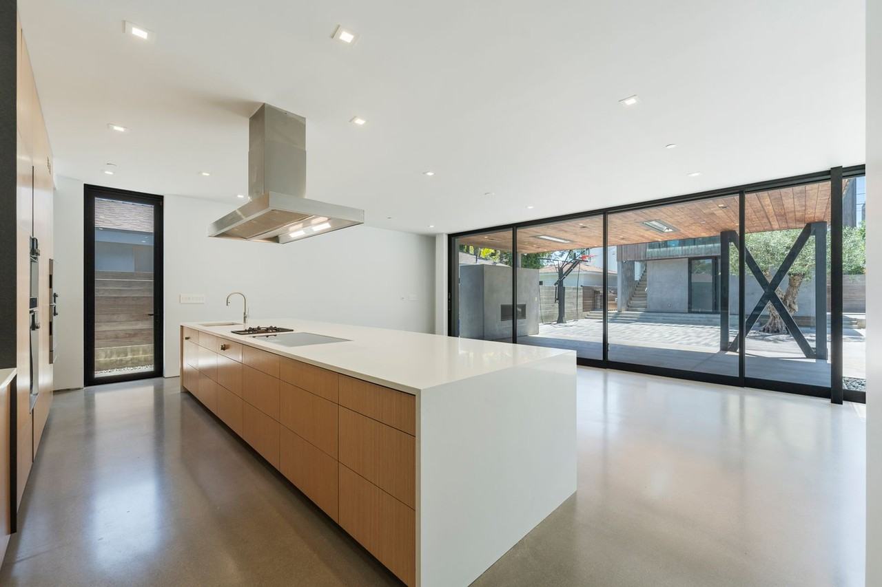 762 Rosecrans Ave - Photo 7 of 50