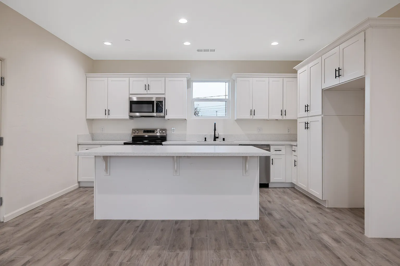 601 E 10th - Photo 2 of 50