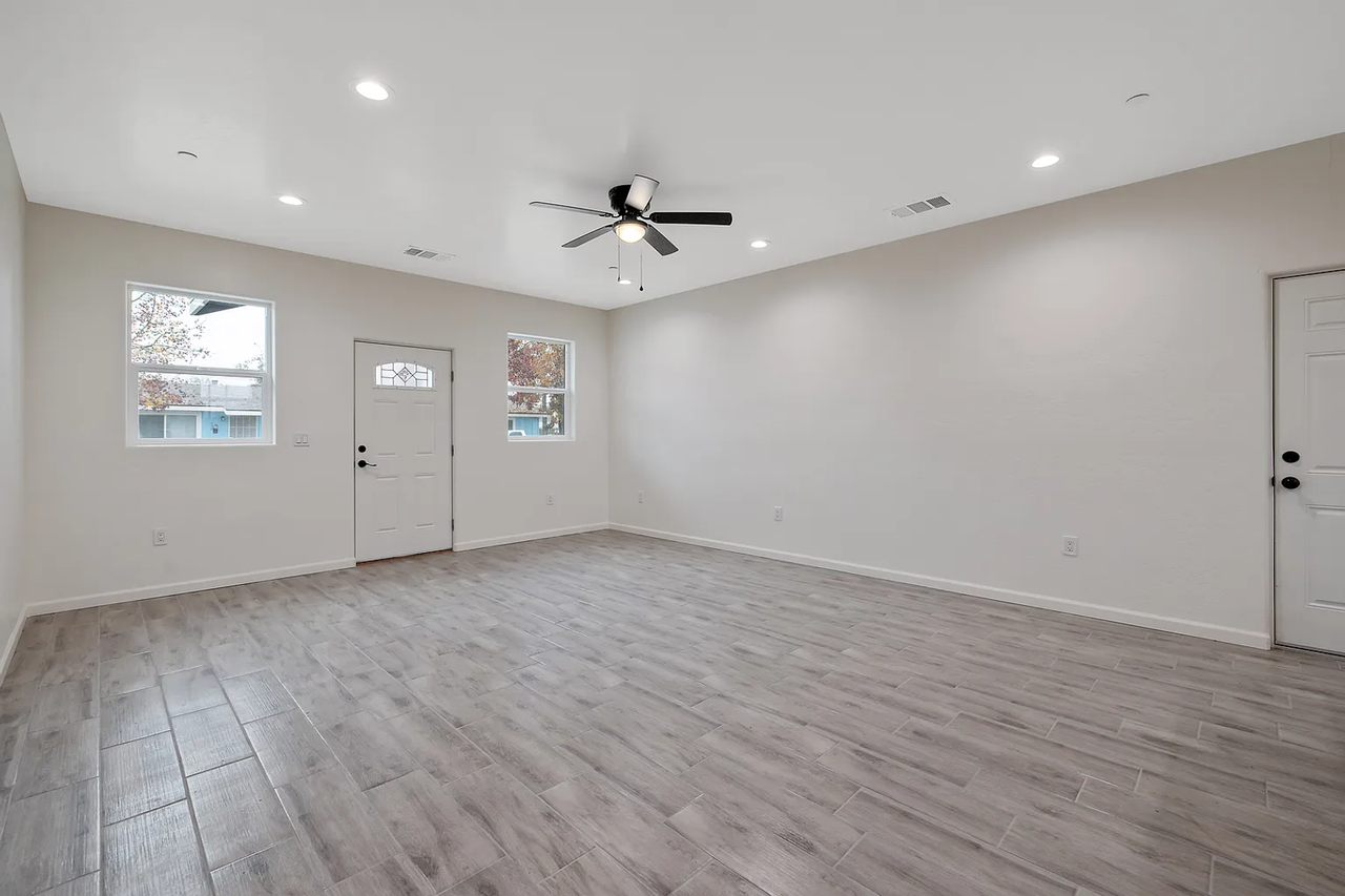 601 E 10th - Photo 5 of 50