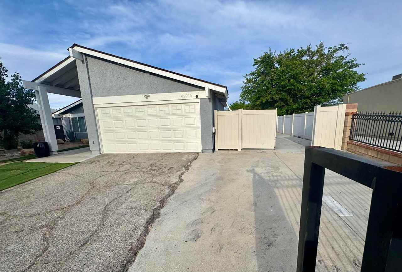 42810 Yew St - Photo 3 of 33