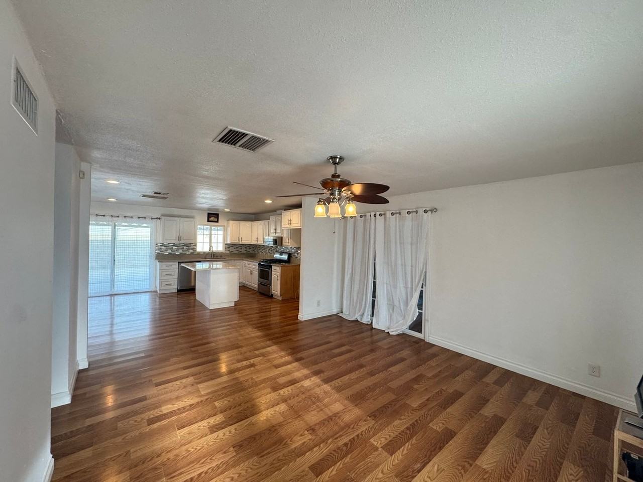 42810 Yew St - Photo 4 of 33