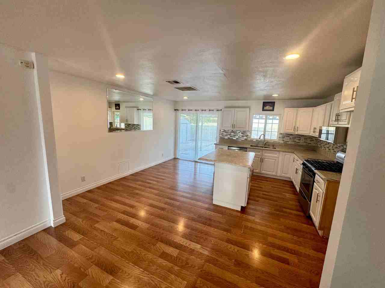 42810 Yew St - Photo 6 of 33