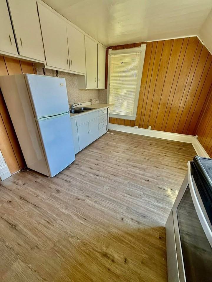 241 N Hayes Ave - Photo 2 of 13