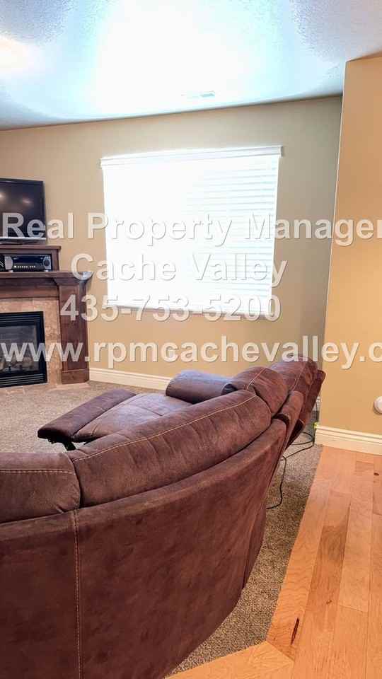 121 E 780 S - Photo 2 of 16