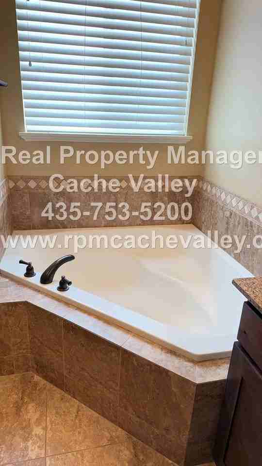 121 E 780 S - Photo 4 of 16