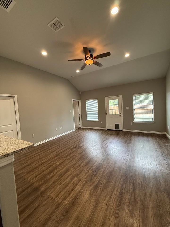 152 Navarro Xing - Photo 5 of 12