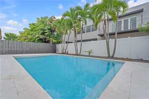 featured image of 10250 Nw 76th Ter