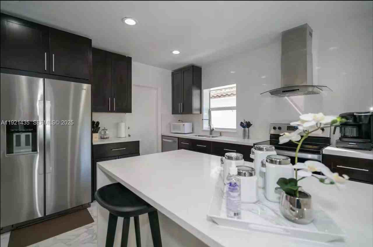 35 Sw 28th Rd - Photo 2 of 19