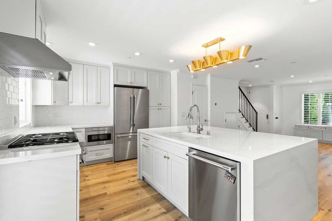 1063 Dover Dr - Photo 4 of 13