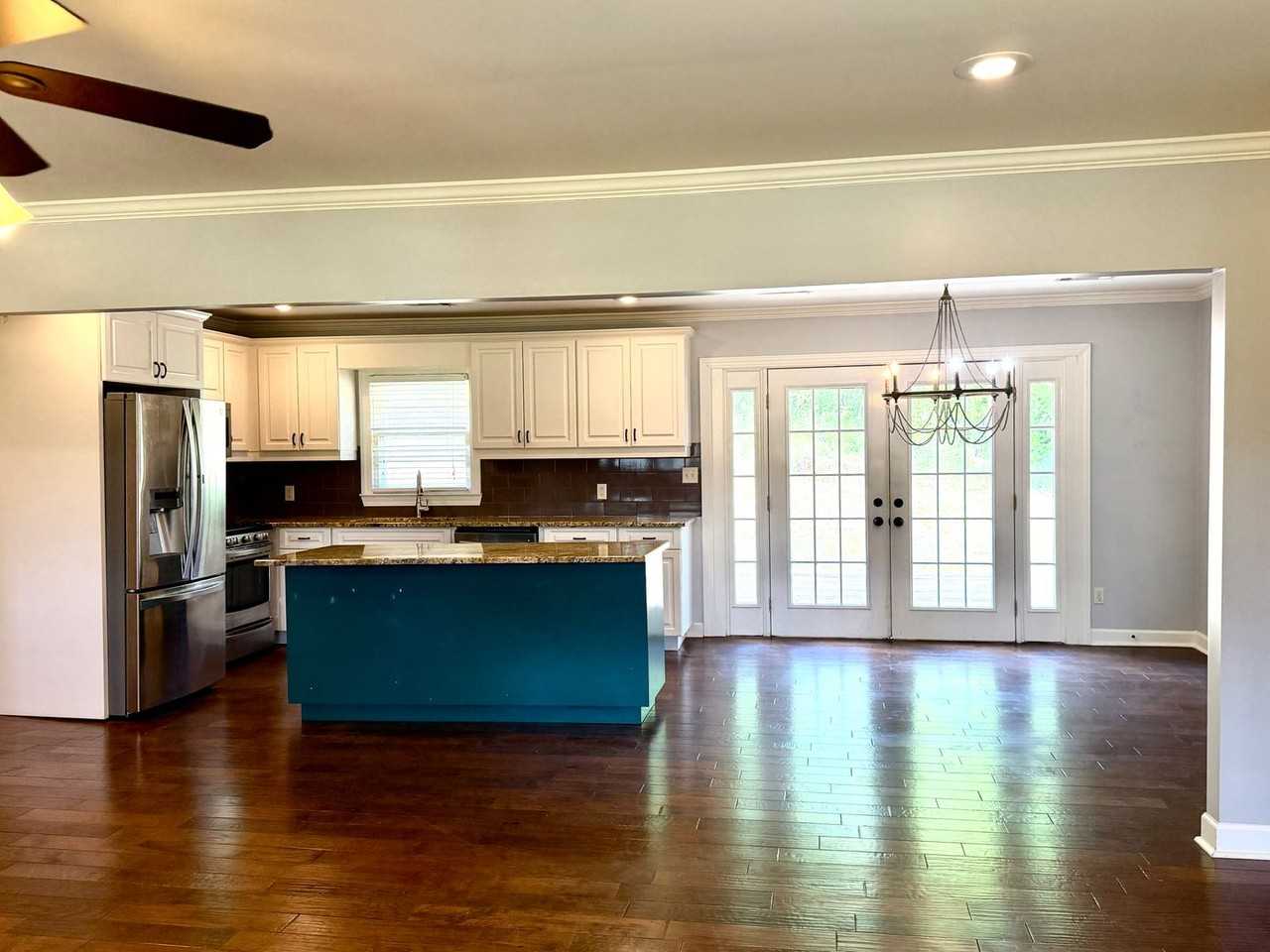 940 Lynn Cir - Photo 3 of 27