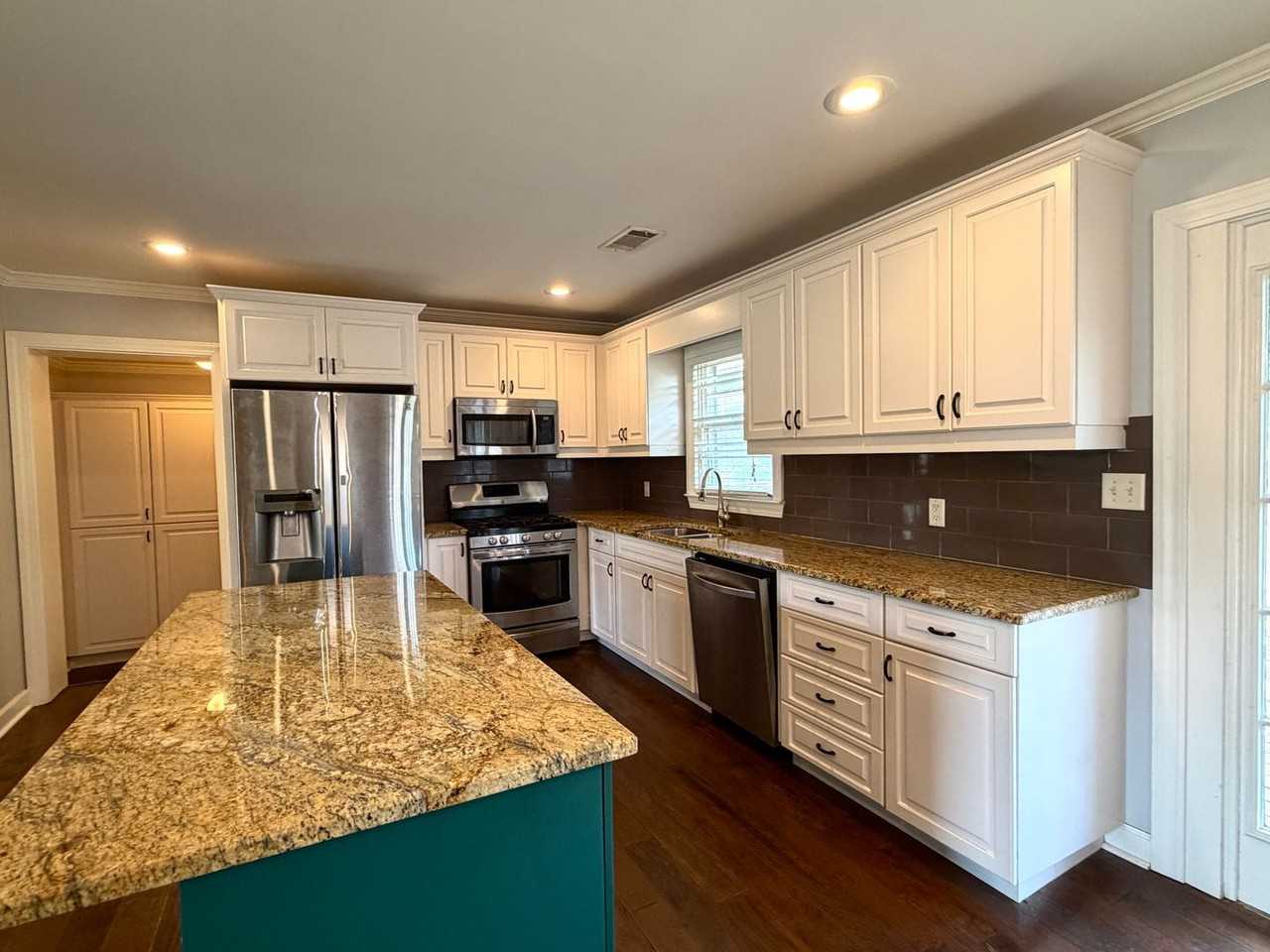 940 Lynn Cir - Photo 4 of 27