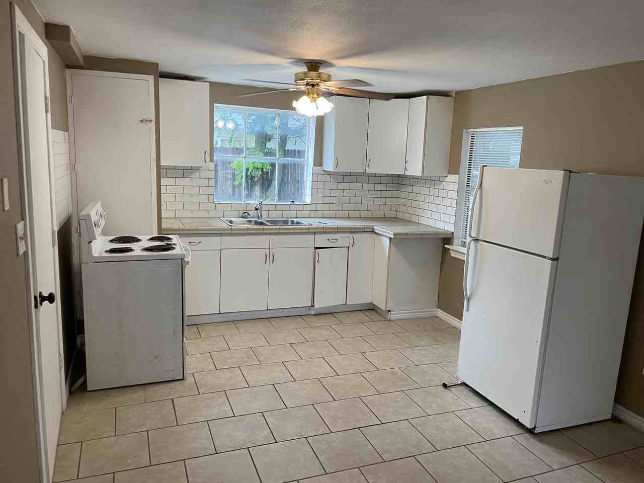 906 N Trinity St #A - Photo 3 of 3