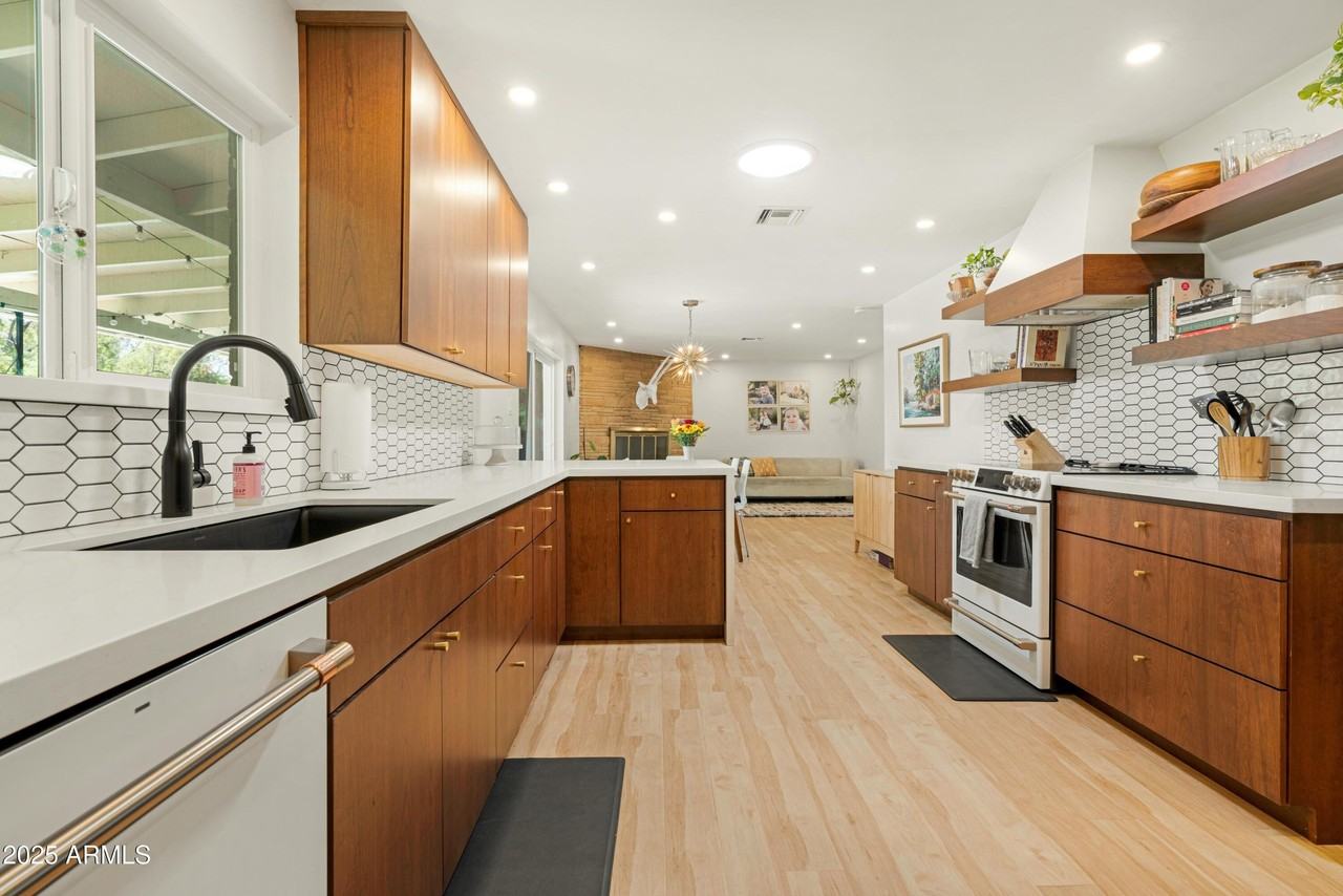 1021 W Las Palmaritas Dr - Photo 2 of 30