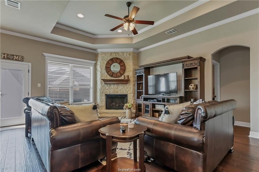 8301 Raintree Dr - Photo 2 of 15