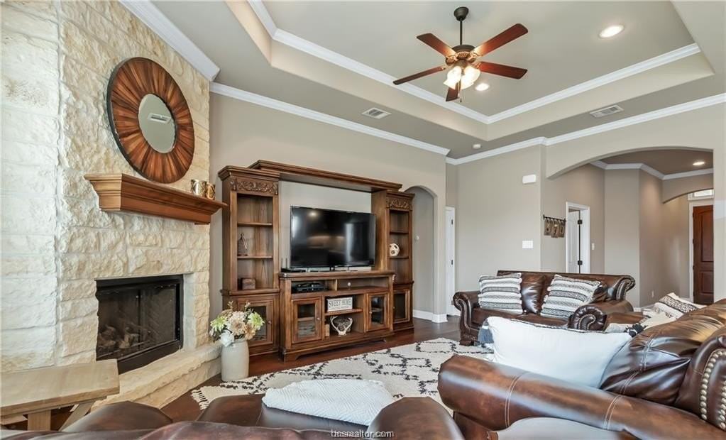 8301 Raintree Dr - Photo 4 of 15