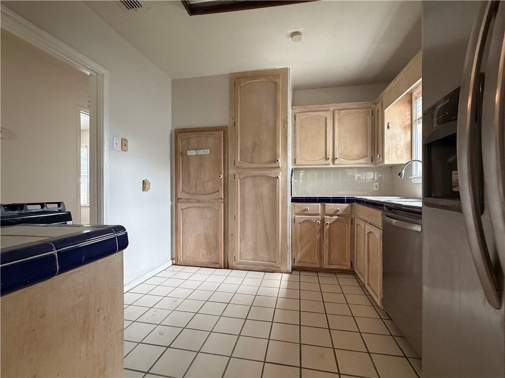 317 Melrose St - Photo 7 of 26