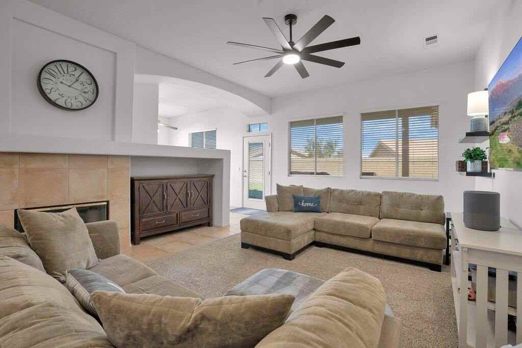 45180 Debbie Dr - Photo 5 of 49