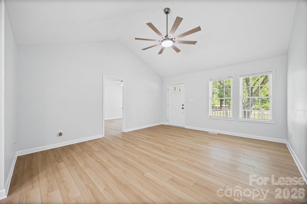 425 Griggs Rd - Photo 4 of 28