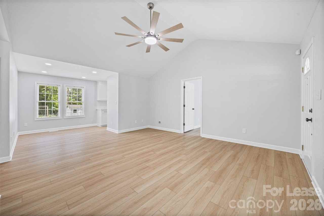 425 Griggs Rd - Photo 5 of 28