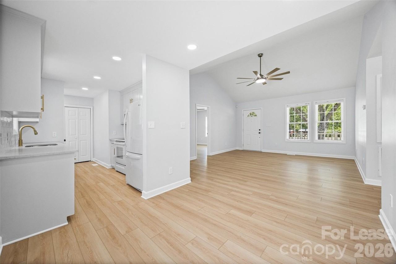 425 Griggs Rd - Photo 7 of 28