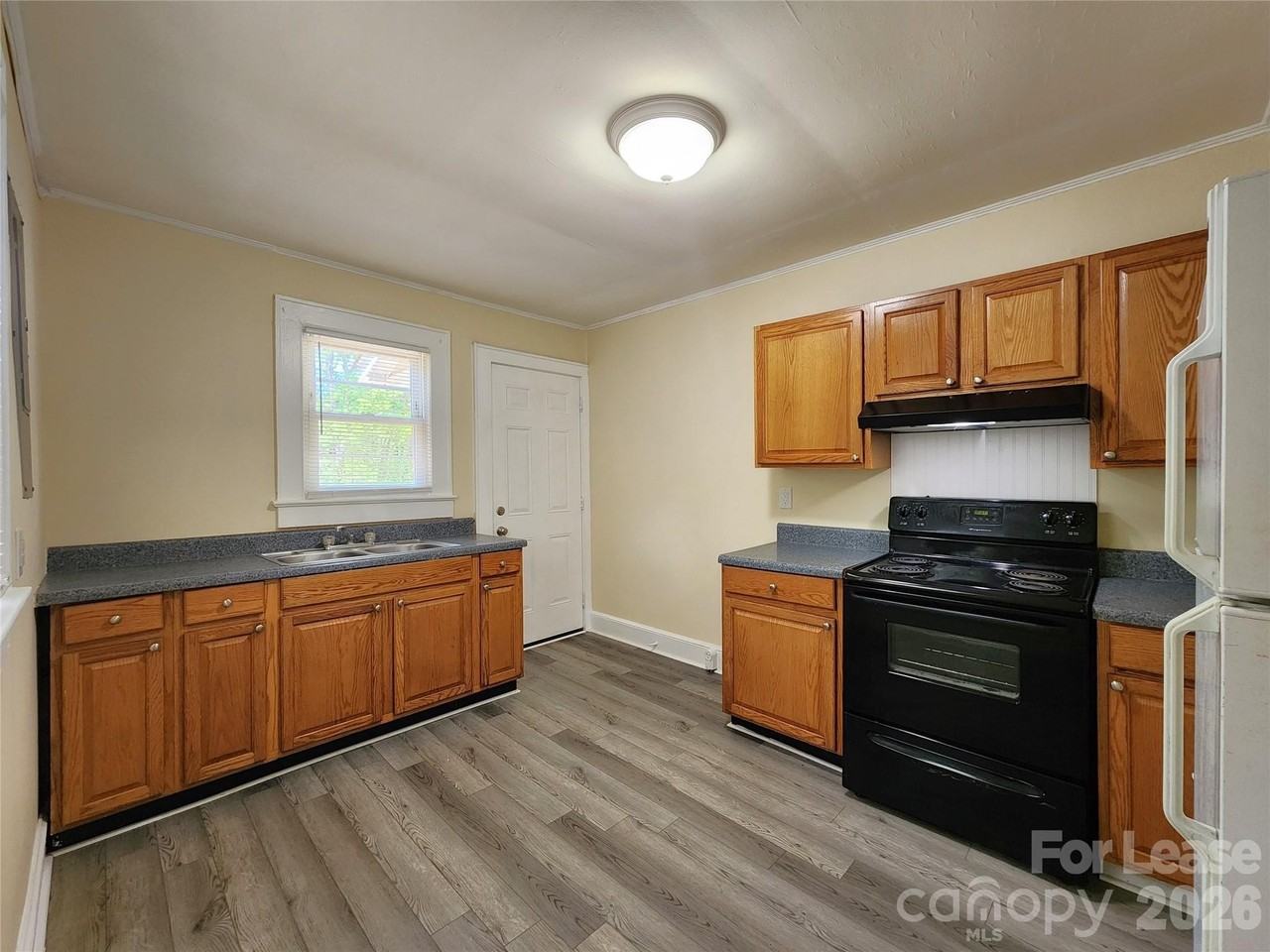193 Hoover Ave Ne - Photo 4 of 12