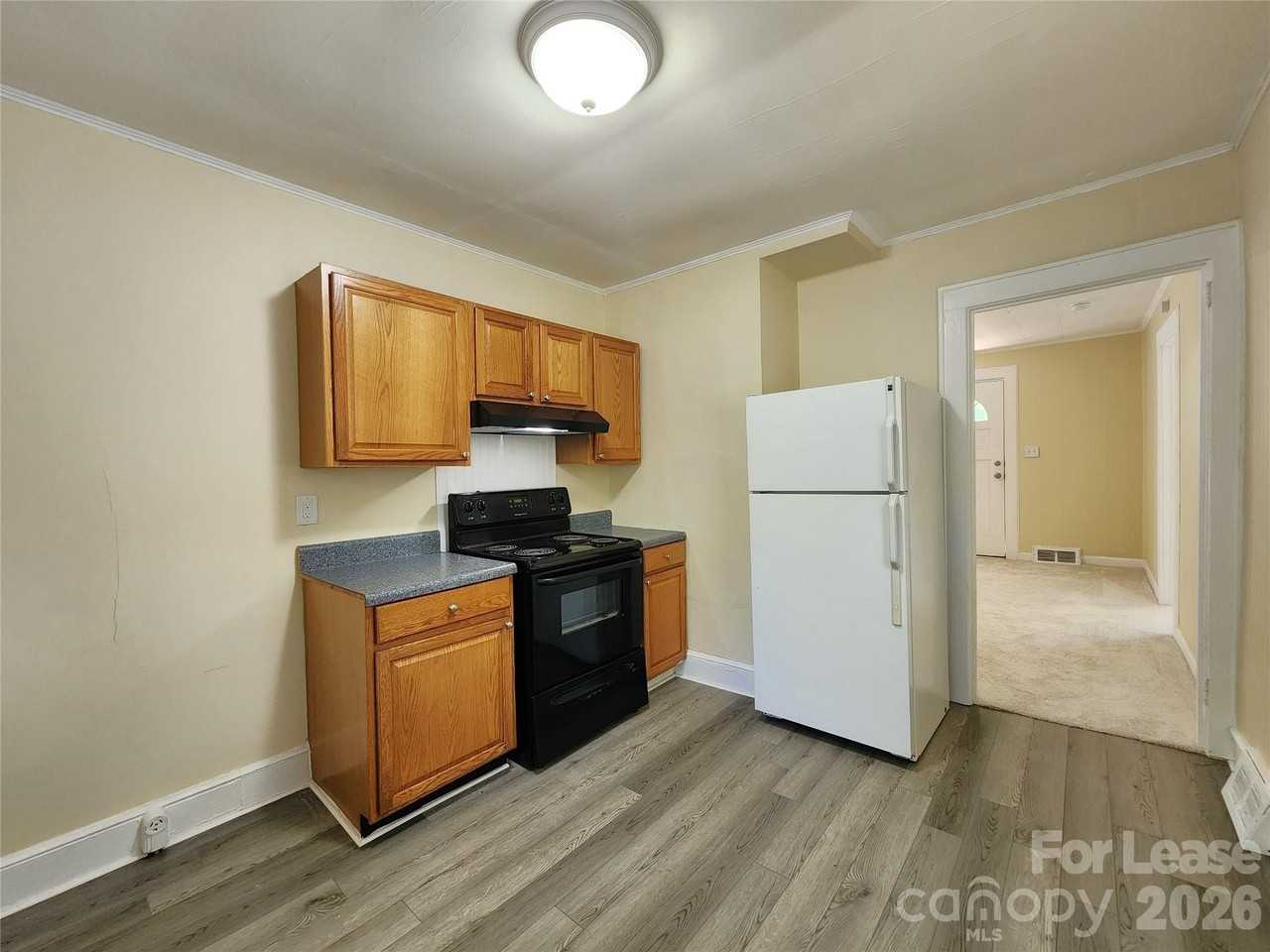 193 Hoover Ave Ne - Photo 5 of 12