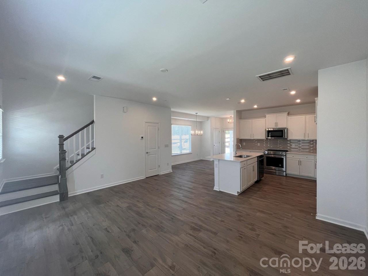 16305 Leading St - Photo 4 of 20