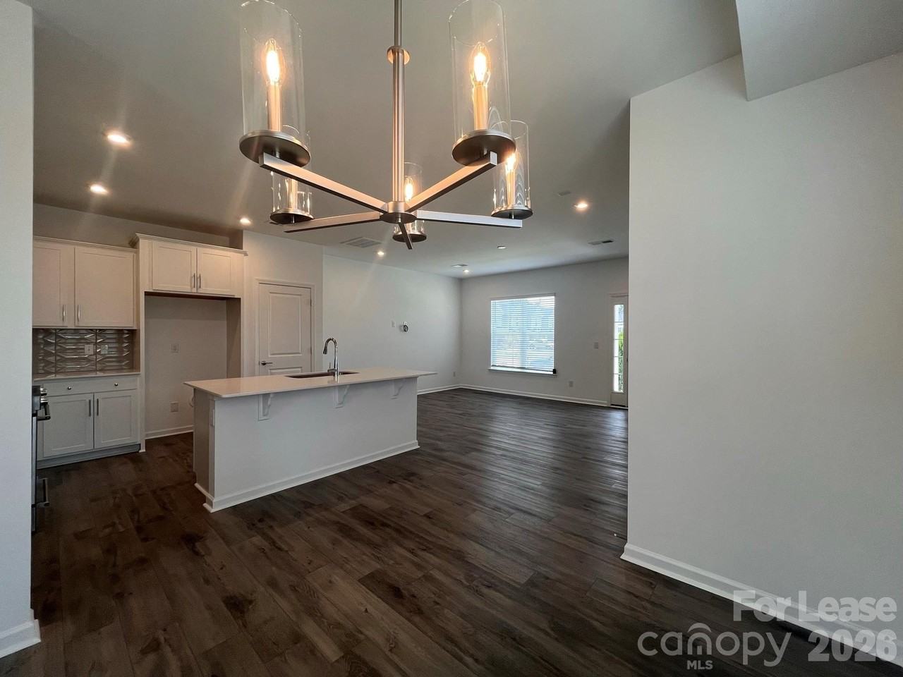 16305 Leading St - Photo 5 of 20