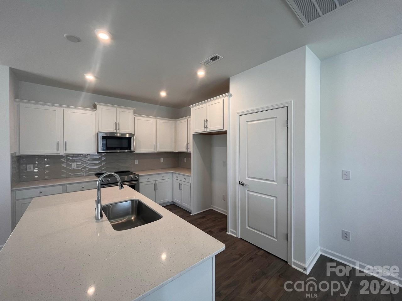 16305 Leading St - Photo 6 of 20