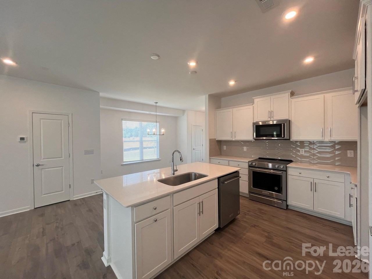 16305 Leading St - Photo 7 of 20