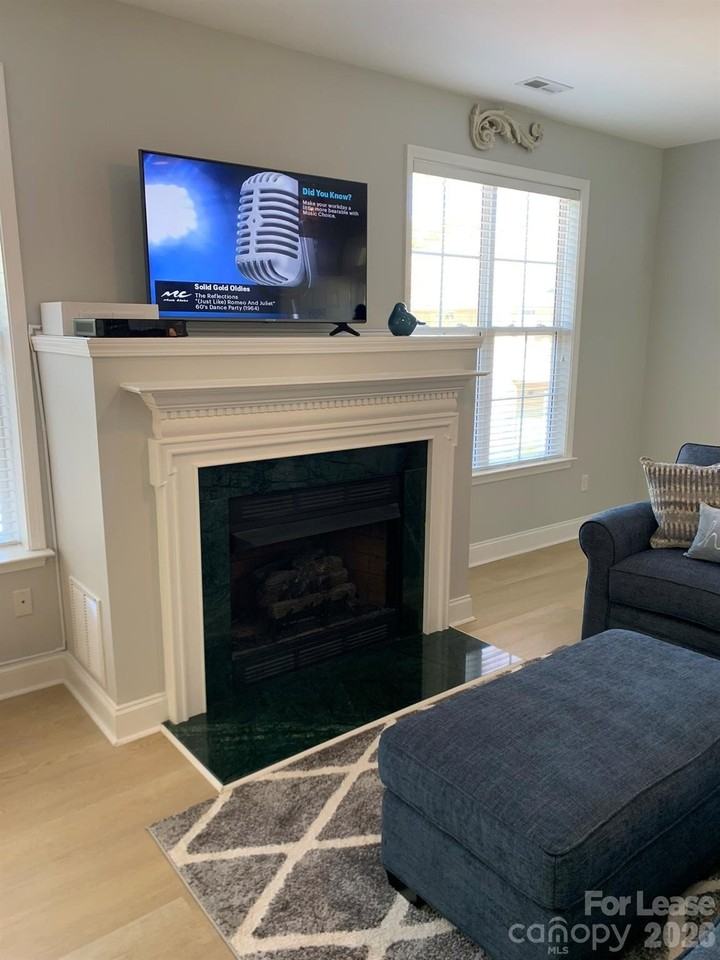 9033 Rosalyn Glen Rd - Photo 5 of 48