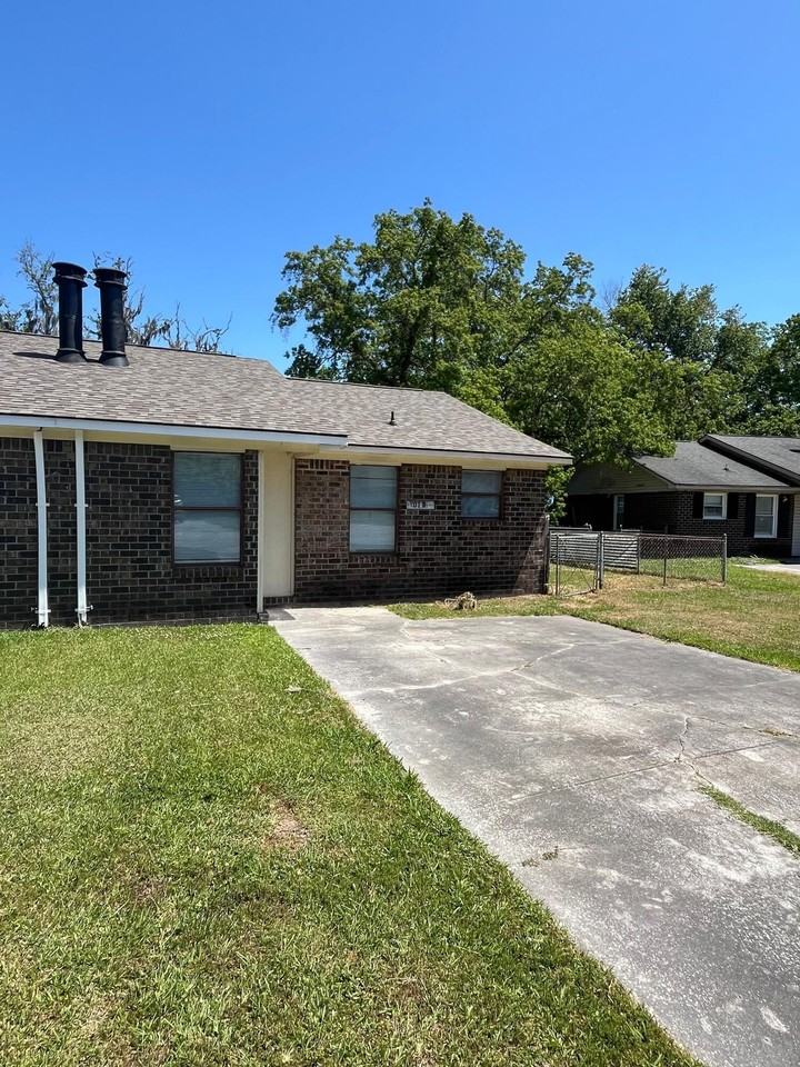 101 Freehold Cir #B - Photo 2 of 11