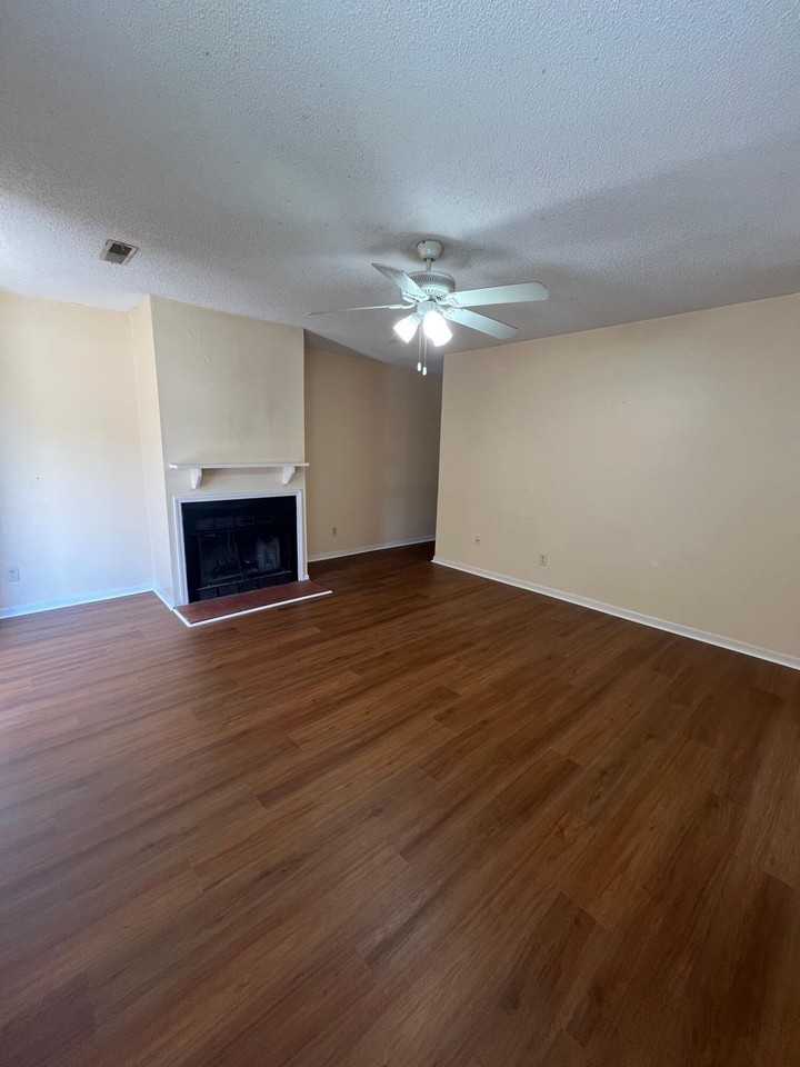 101 Freehold Cir #B - Photo 4 of 11