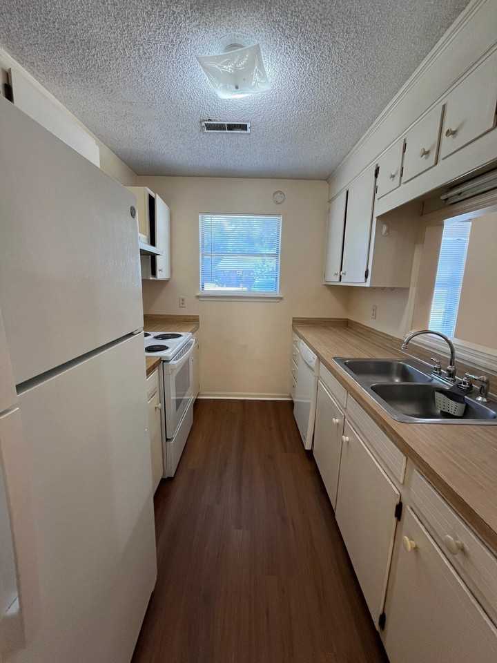 101 Freehold Cir #B - Photo 6 of 11