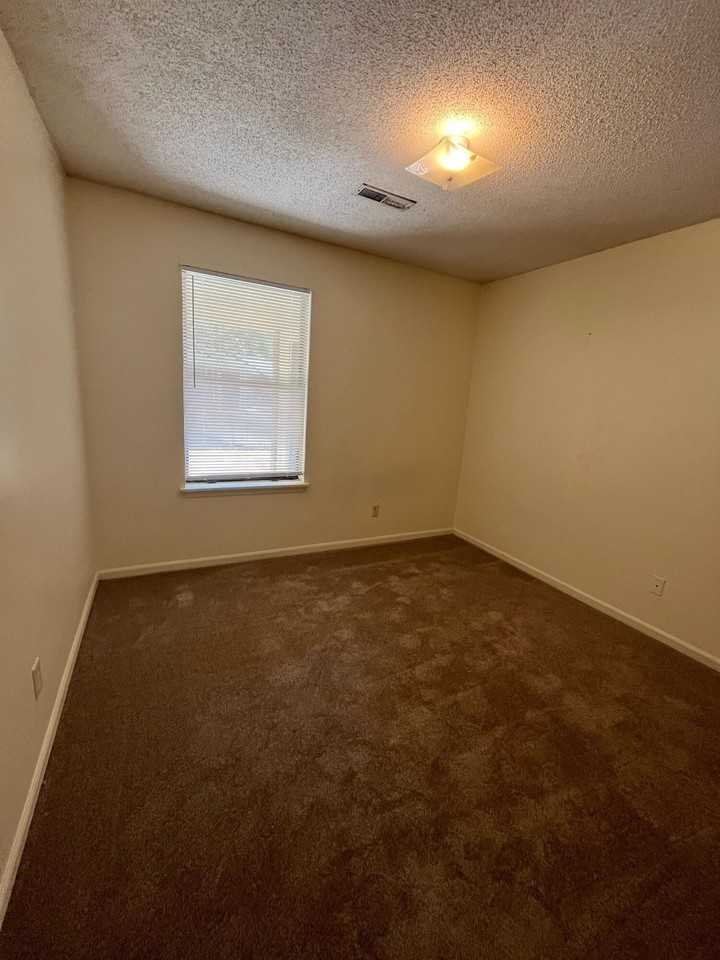 101 Freehold Cir #B - Photo 7 of 11