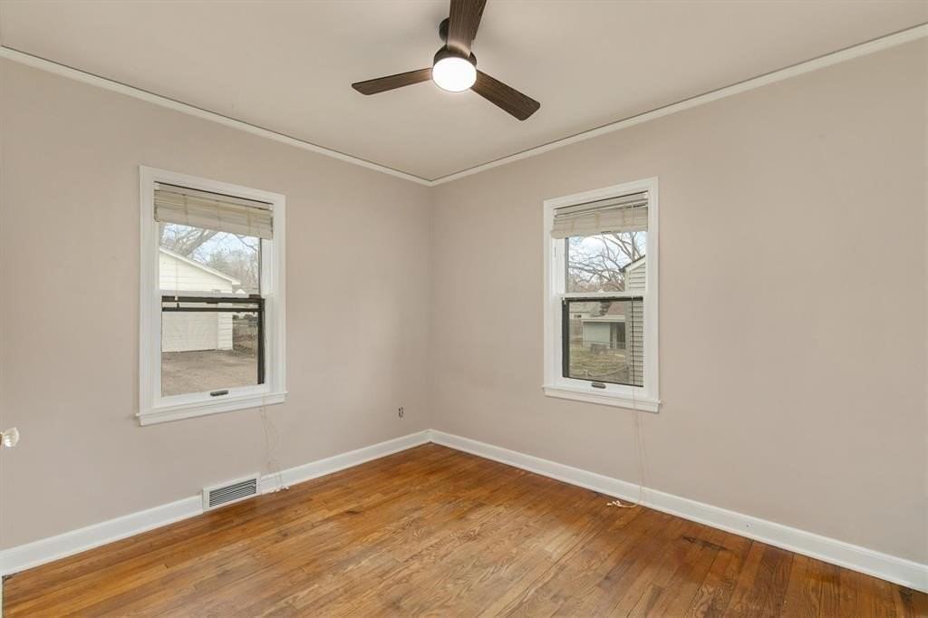 1734 45th St - Photo 4 of 10