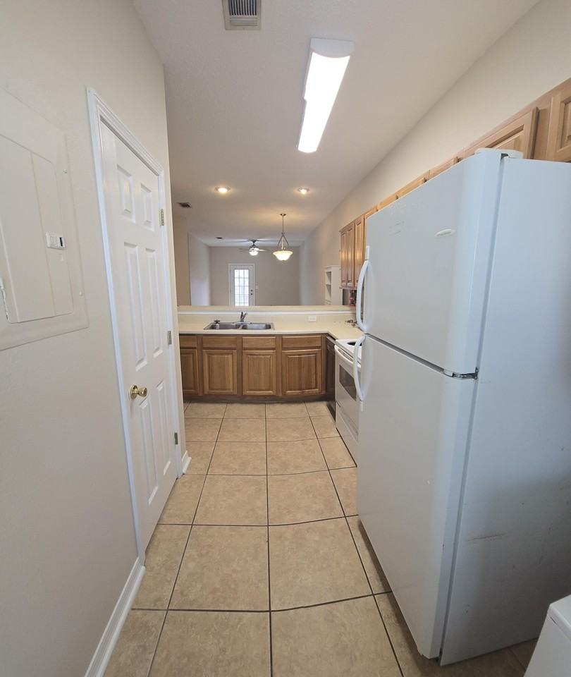 204 Ann Cir #C - Photo 3 of 15
