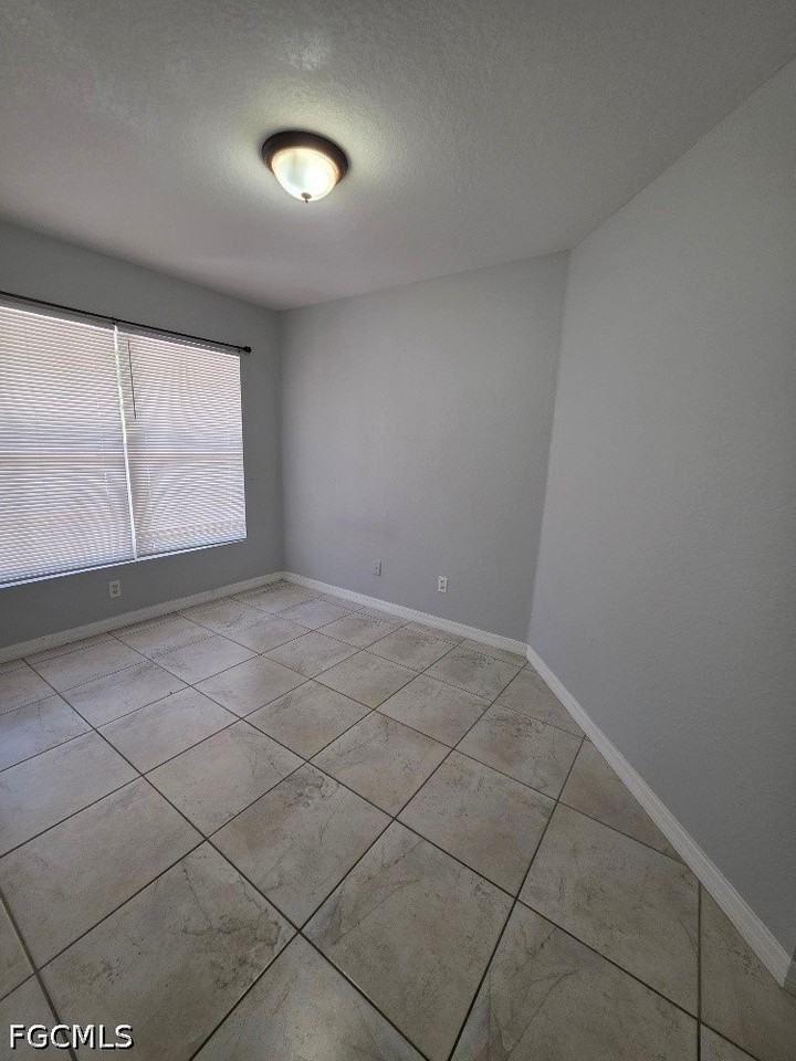 332 Rogen St - Photo 3 of 16