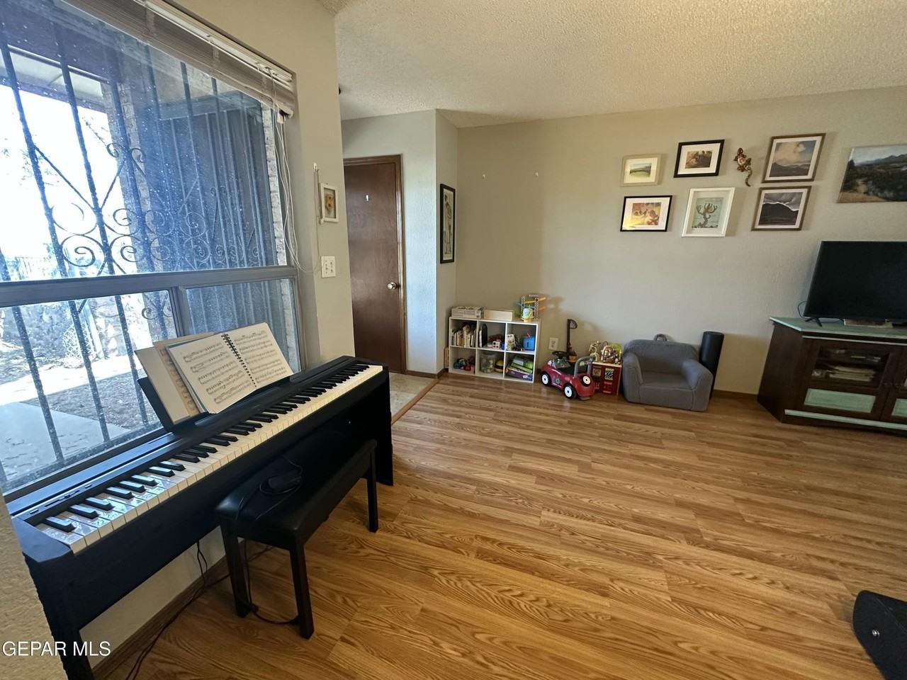 504 E University Ave - Photo 3 of 23