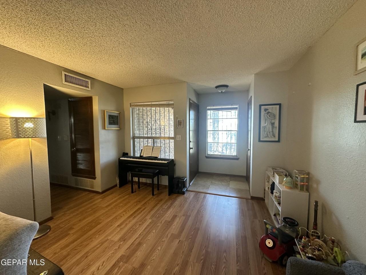 504 E University Ave - Photo 4 of 23