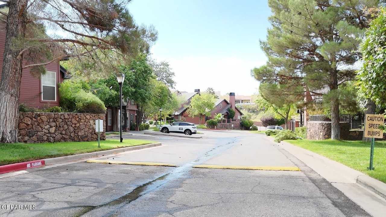 31 Stratford Hall Cir - Photo 4 of 50