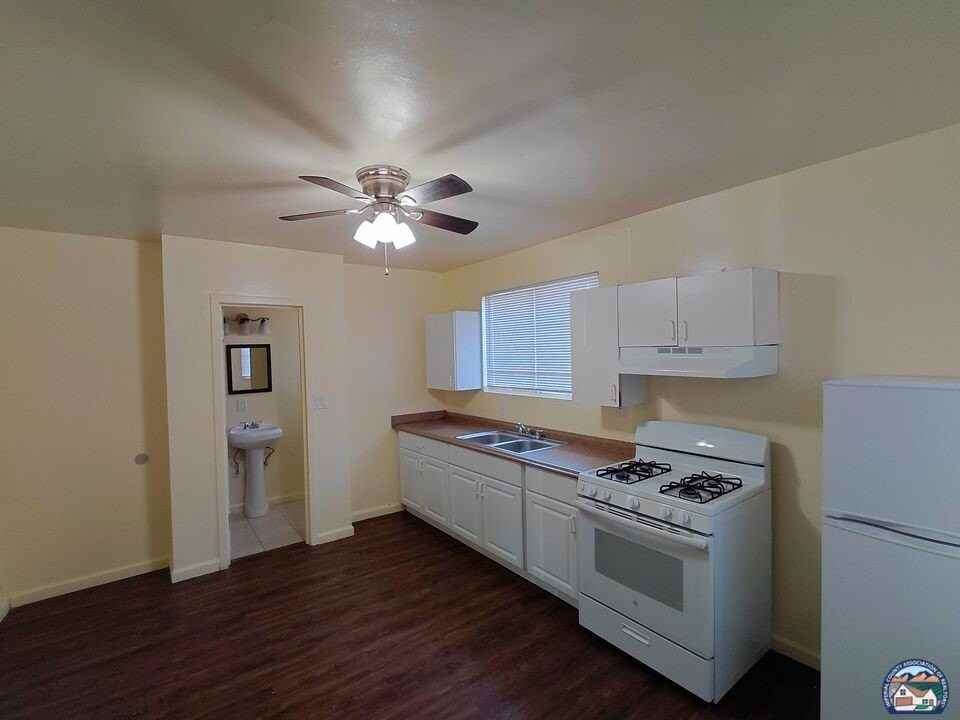 1111 E St #4 - Photo 3 of 10