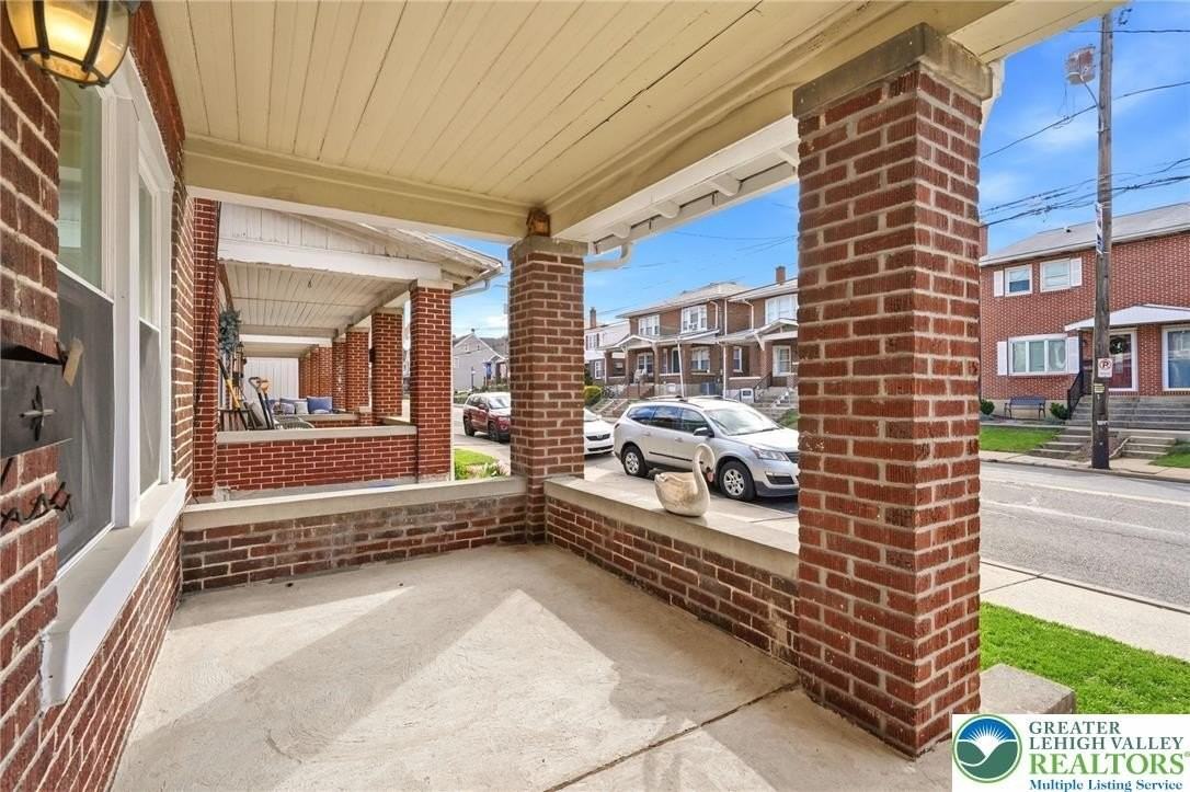 819 Chestnut St - Photo 2 of 32