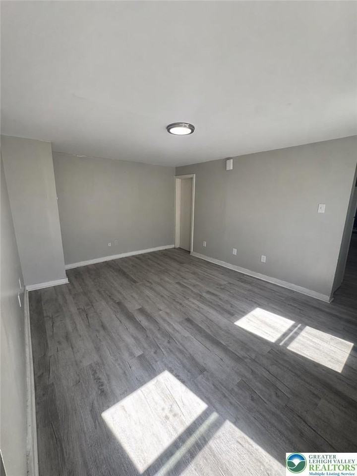 303 E Union St #1st - Photo 3 of 7