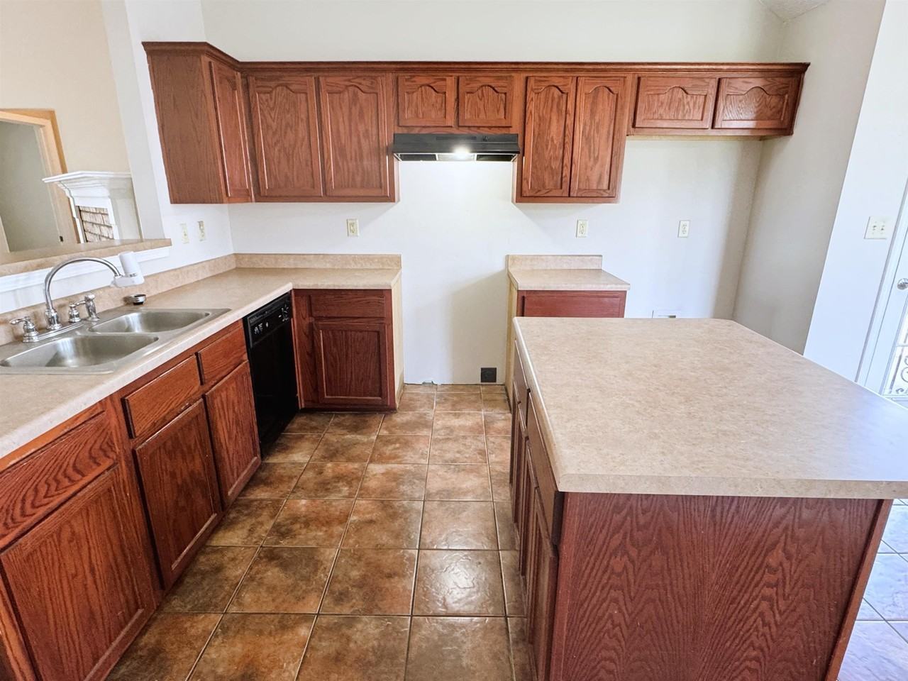 6098 Ravenwood Lake Dr E - Photo 4 of 17