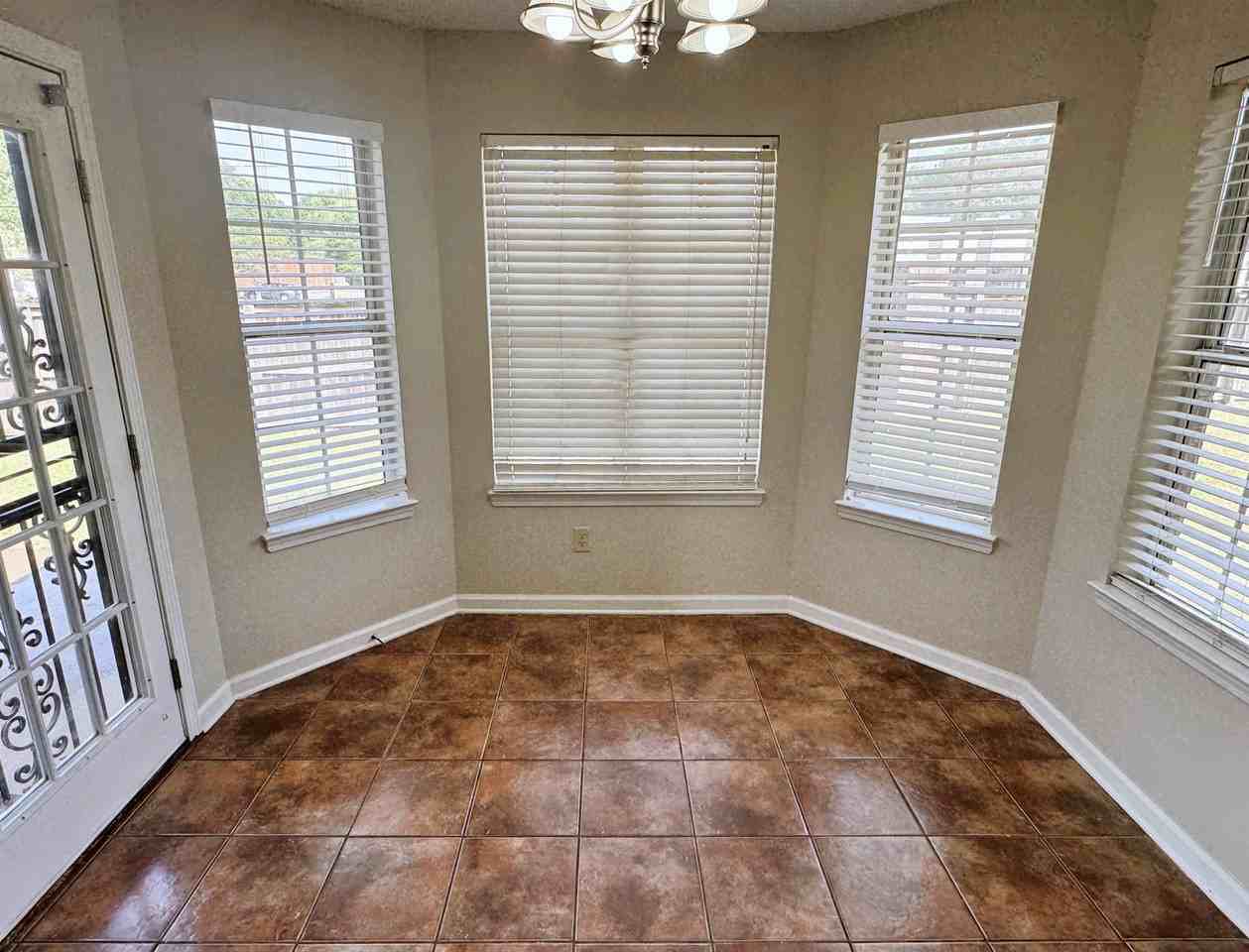 6098 Ravenwood Lake Dr E - Photo 5 of 17