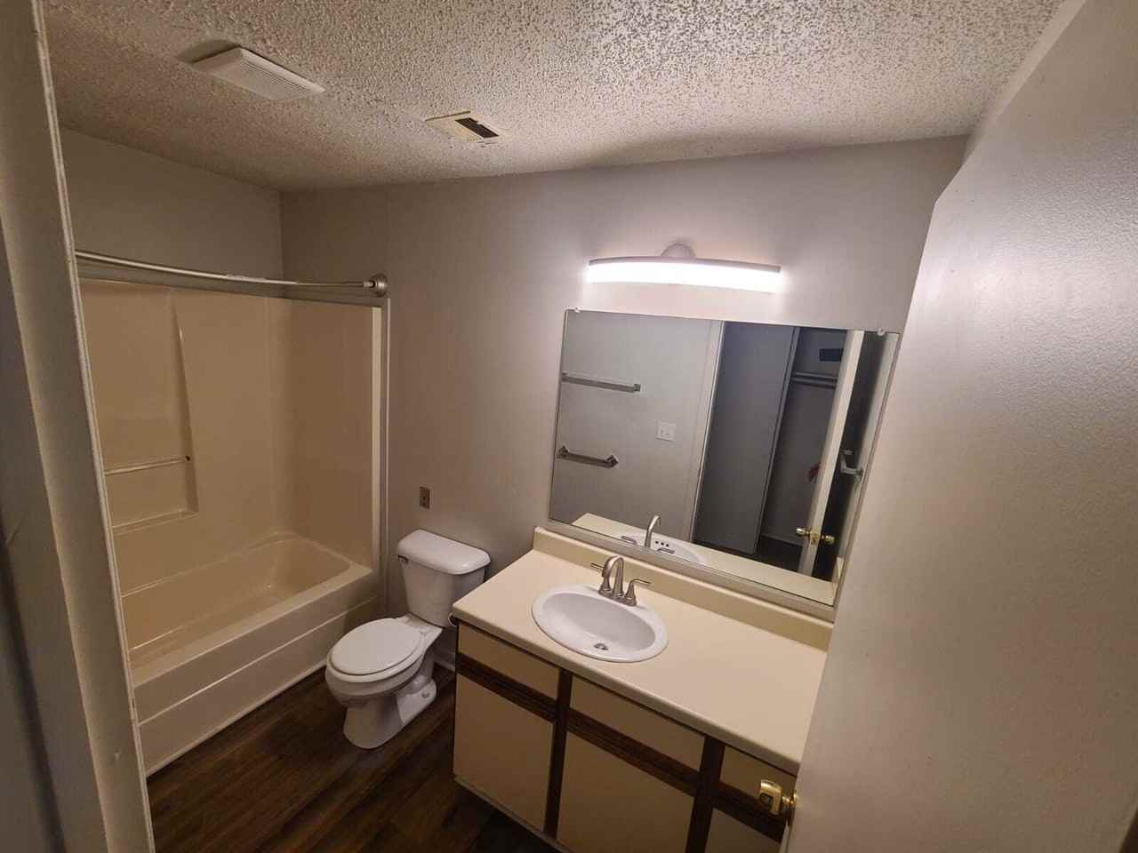Hege Apts - Photo 6 of 37