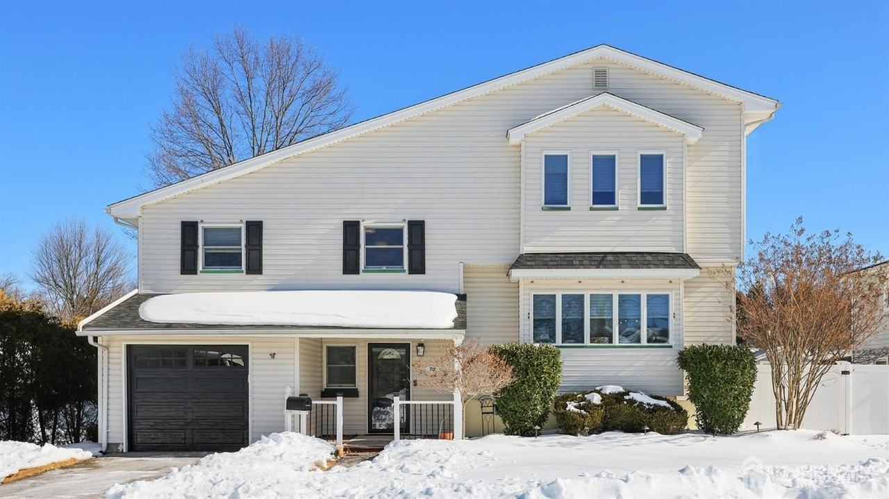 70 Connor Ave - Photo 2 of 34